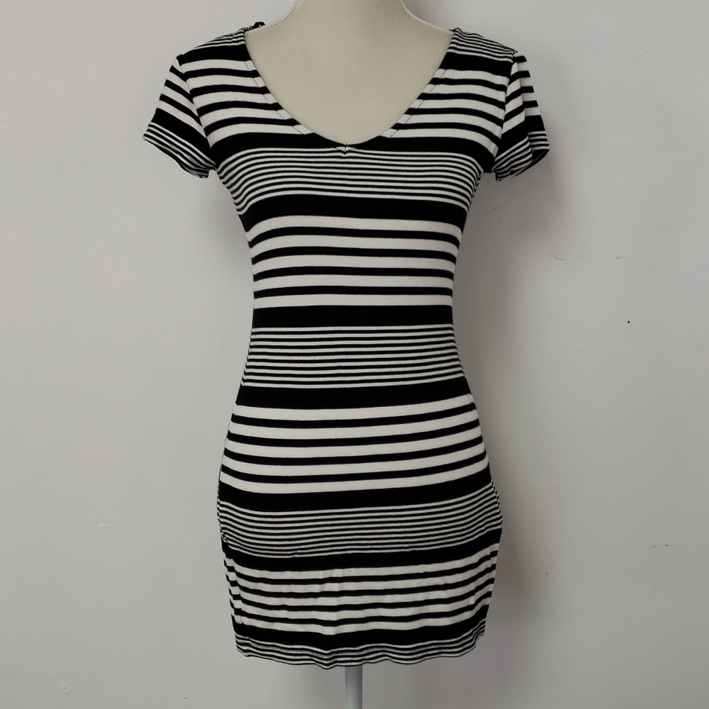 Forever 21 stretch Knit Mini Dress Black & White Stripe V Neck M EUC